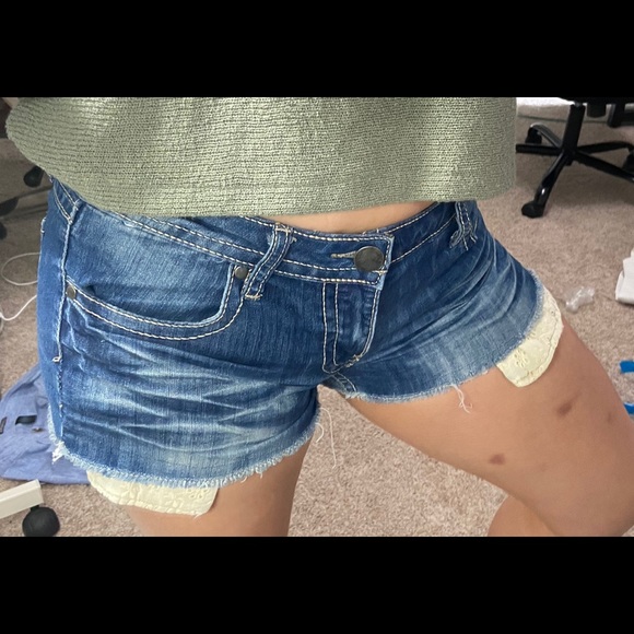 Short shorts - Picture 3 of 4